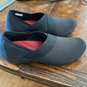 Black Crocs busy day asymmetrical wedge shoes. Size 9 women’s